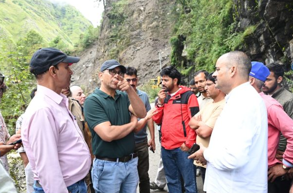 Photo of उत्तरकाशी: डीएम व विधायक ने किया आपदा प्रभावित क्षेत्र का भ्रमण
