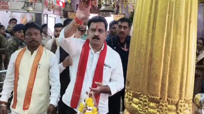 Photo of छत्तीसगढ़: उपमुख्यमंत्री विजय शर्मा पहुंचे बस्तर, दंतेश्वरी मंदिर में की पूजा