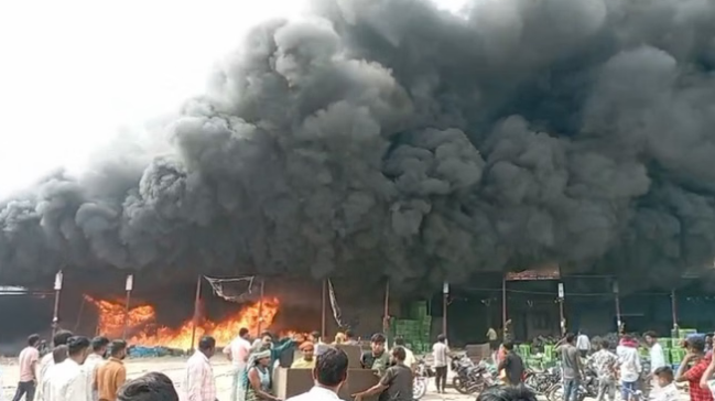 Photo of भाटापारा: थोक सब्जी मंडी में आग ने मचाया तांडव, अग्निकांड से लाखों का नुकसान