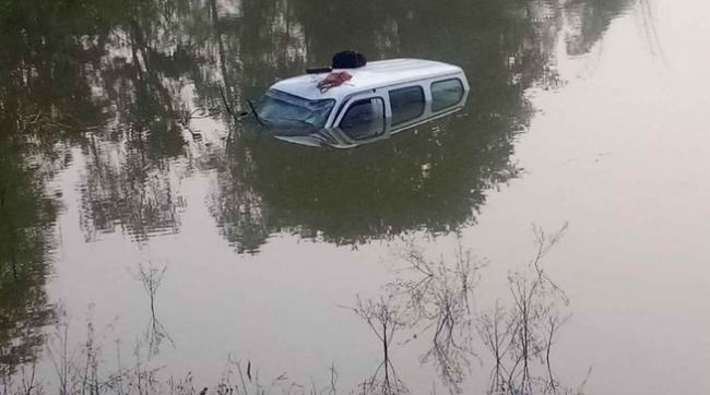 Photo of रायपुर: एम्बुलेंस तालाब में डूबी: मोड़ पर चालक ने खोया कंट्रोल