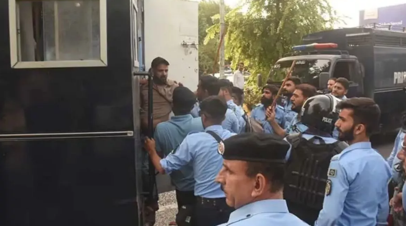 Photo of पाकिस्तान पुलिस ने प्रेस क्लब में घुसकर पत्रकारों को पीटा