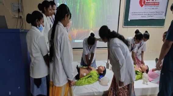 Photo of छत्तीसगढ: आपात स्थिति में कैसे बचाएं जान, मेकाज डॉक्टरों ने दिया सीपीआर का प्रशिक्षण