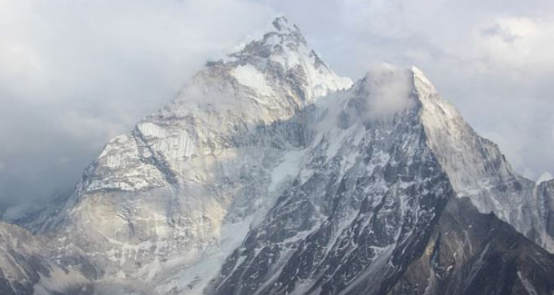 Photo of तिब्बत में माउंट एवरेस्ट पर भारी बर्फबारी; करीब 1000 पर्वतारोही फंसे