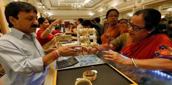 Photo of भारत में सवा लाख तो पाकिस्तान में 3.5 लाख रुपये पहुंचे सोने के रेट