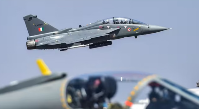 Photo of स्वदेशी लड़ाकू विमान तेजस एमके 1ए ने भरी पहली उड़ान