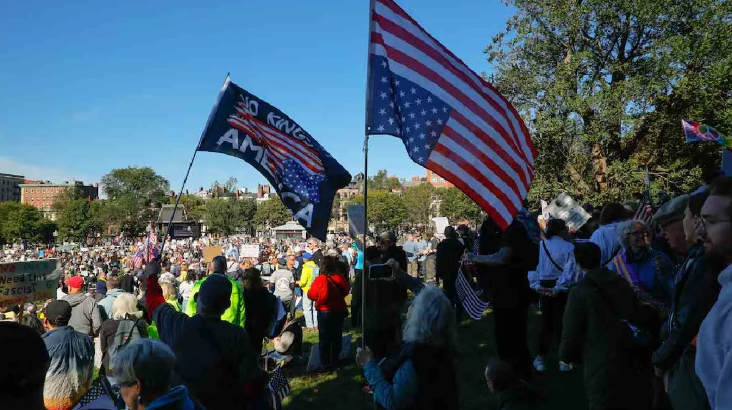 Photo of NO KINGS प्रदर्शन: ट्रंप के खिलाफ अमेरिका की सड़कों पर उतरे लोग