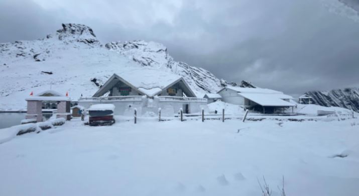 Photo of आज बंद होंगे हेमकुंड साहिब और लोकपाल लक्ष्मण मंदिर के कपाट