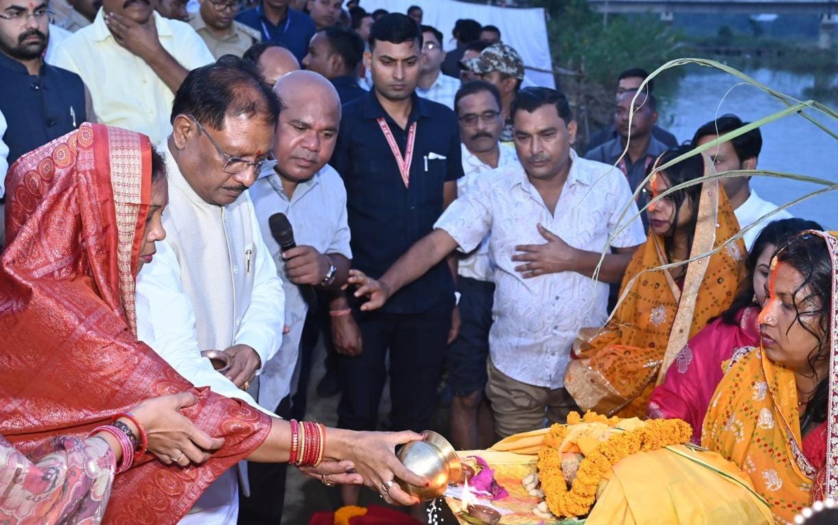 Photo of साय ने जशपुर के दुलदुला छठ घाट में सूर्य को अर्घ्य अर्पित किया