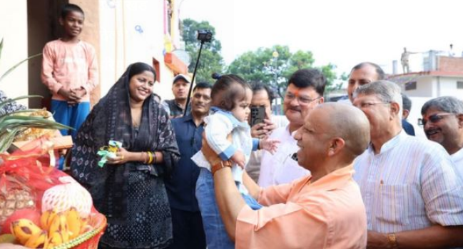 Photo of निषाद-वाल्मिकी समाज के लोगों के साथ सीएम योगी ने मनाई दिवाली