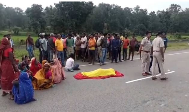 Photo of छत्तीसगढ़: सड़क पार कर रही महिला को तेज रफ्तार वाहन ने मारी टक्कर, घटना स्थल पर हुई मौत