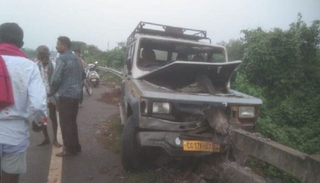 Photo of छत्तीसगढ़:  तेज रफ्तार गाड़ी पुलिया की रेलिंग से जा टकराई, शराब के नशे में धुत था चालक