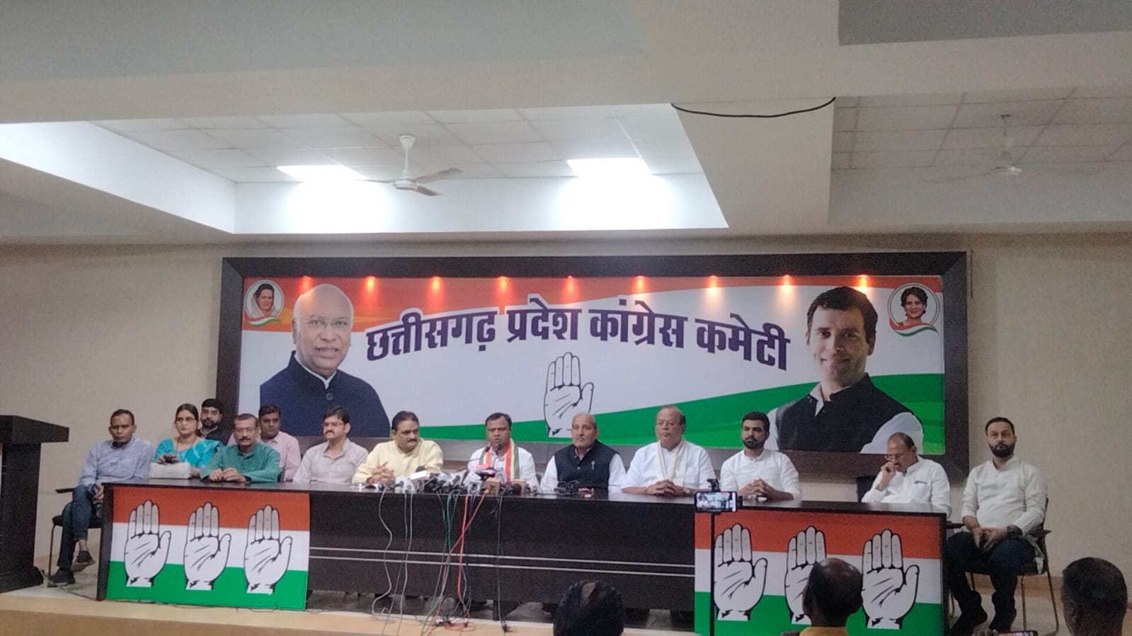 Photo of कांग्रेस ने प्रधानमंत्री मोदी से पूछे 21 सवाल, कहा – “दम तोड़ चुकी है मोदी की गारंटी”