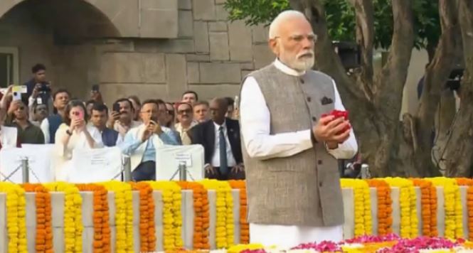 Photo of पीएम मोदी ने महात्मा गांधी को किया नमन, राजघाट पर श्रद्धांजलि अर्पित की