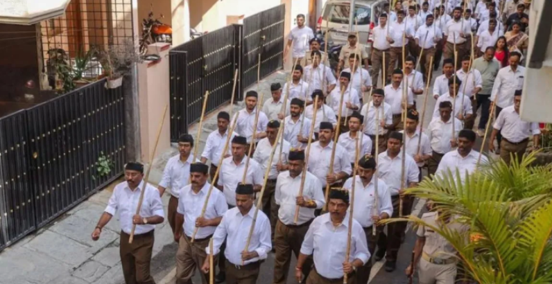Photo of RSS के कार्यक्रम में शामिल होने पर नप गए पंचायत अधिकारी