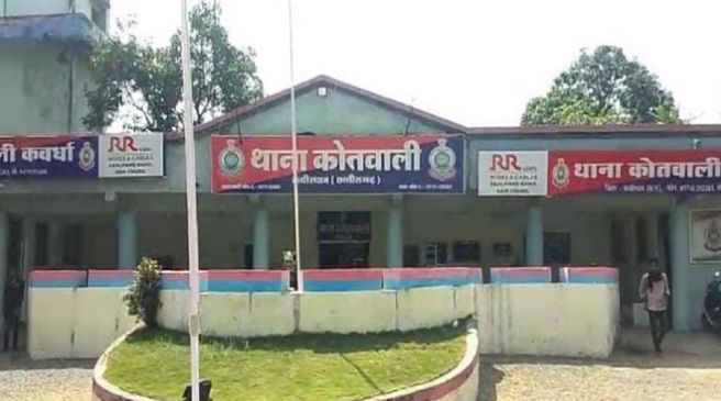 Photo of कबीरधाम : भाजपा कार्यकर्ता की दबंगई, थानेदार के कॉलर को पकड़ा