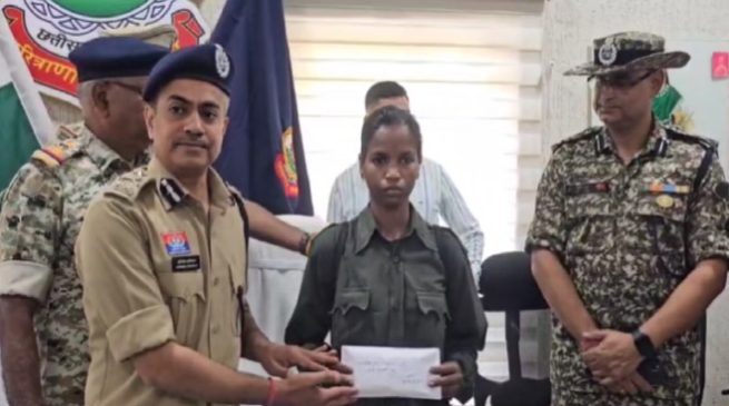 Photo of छत्तीसगढ़: 17 लाख की इनामी नक्सली कमला ने किया आत्मसमर्पण