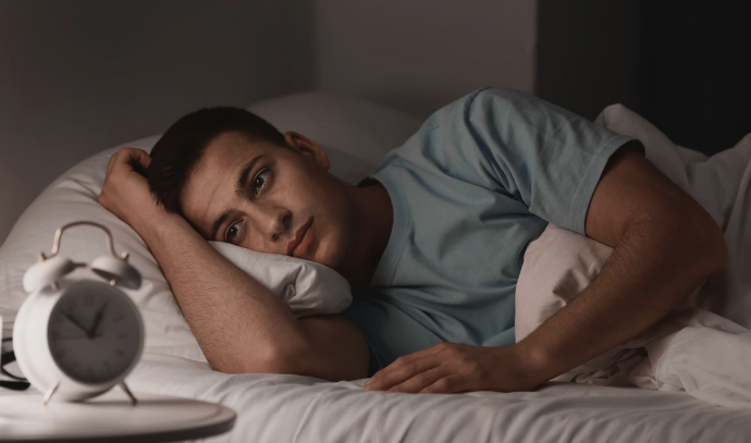 Photo of 6 घंटे से कम नींद लेने पर शरीर में शुरू हो जाती है गंभीर हलचल