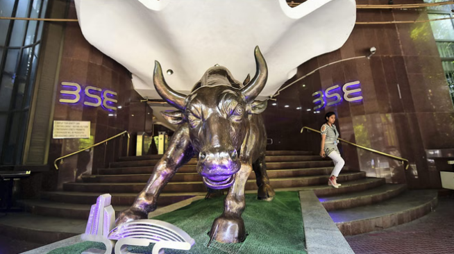 Photo of लाल निशान पर खुला भारतीय शेयर बाजार; सेंसेक्स 261 अंक टूटा