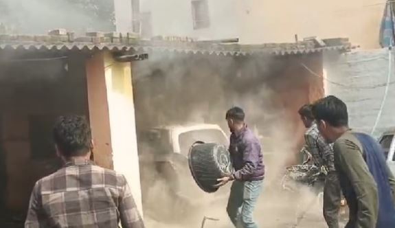 Photo of छत्तीसगढ़: कार वेल्डिंग के दौरान लगी भीषण आग, धू-धूकर जला वाहन