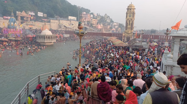 Photo of हरिद्वार में उमड़ा आस्था का सैलाब, श्रद्धालुओं ने लगाई पावन डुबकी