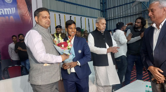 Photo of आगरा: डीएसपी दीप्ति शर्मा का भव्य स्वागत, पुलिस लाइन में बिछा रेड कारपेट