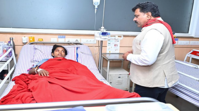 Photo of रायपुर: उपमुख्यमंत्री विजय ने अस्पताल पहुंचकर घायल महिला कांस्टेबल का हाल जाना