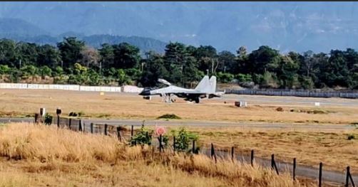 Photo of सुखोई विमान की देहरादून एयरपोर्ट पर इमरजेंसी लैंडिंग