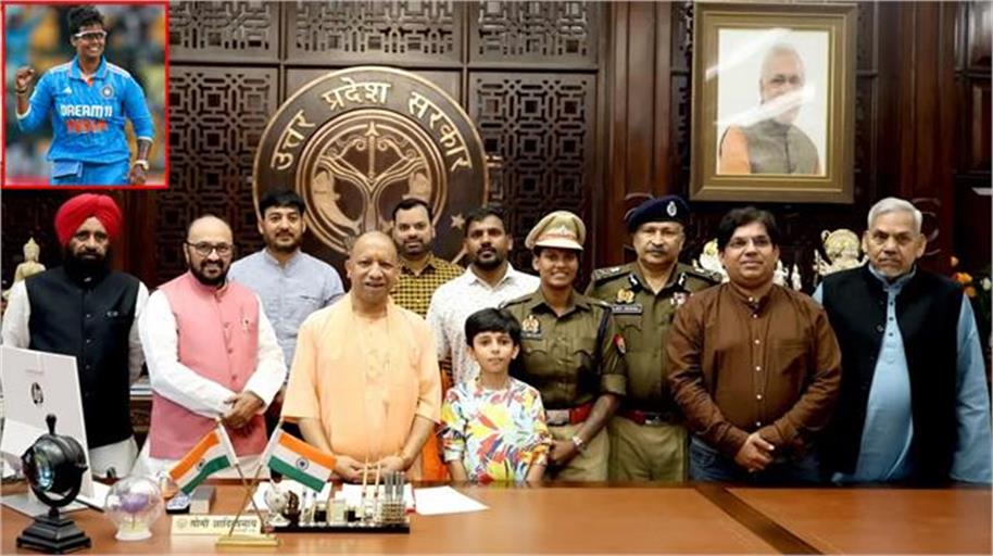 Photo of खाकी वर्दी में सीएम योगी से मिलने पहुंचीं DSP दीप्ति शर्मा