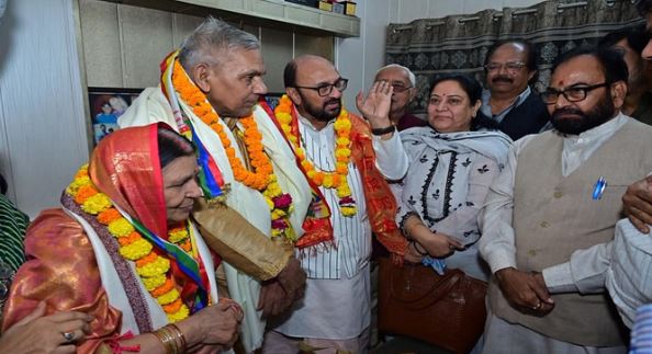 Photo of यूपी: कैबिनेट मंत्री ने दीप्ति शर्मा के माता-पिता का किया सम्मान