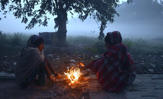 Photo of उत्तर प्रदेश में कोहरे और शीतलहर का कहर
