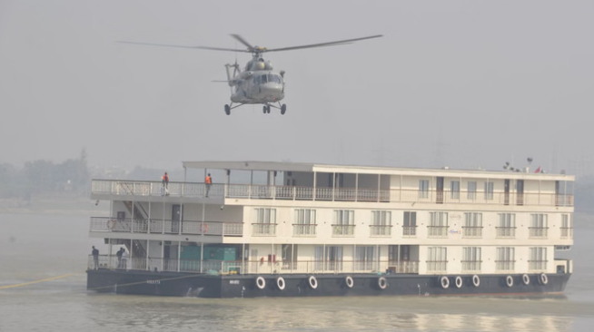 Photo of गंगोत्री क्रूज में छिपे आतंकी, हेलिकॉप्टर से एनएसजी कमांडो ने किया रेस्क्यू