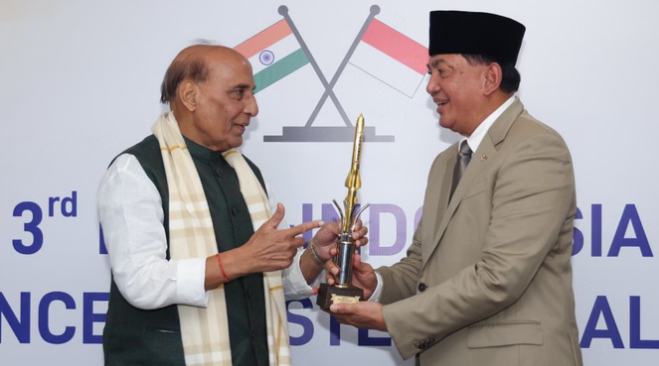 Photo of ब्रह्मोस मिसाइल डील: राजनाथ ने इंडोनेशियाई रक्षा मंत्री को दी प्रतिकृति