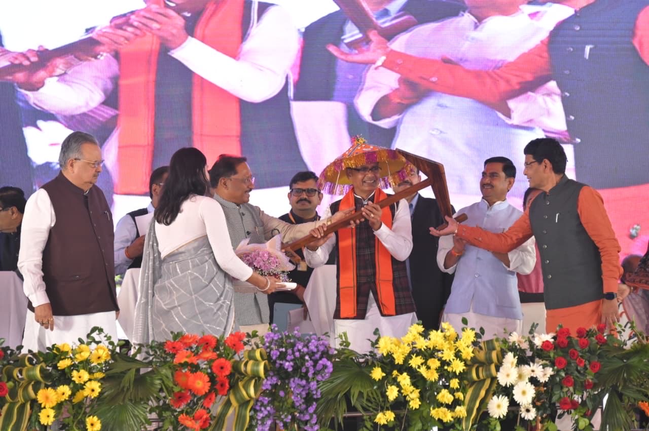 Photo of शिवराज ने छत्तीसगढ़ को दी ग्रामीण सड़कों की 2,225 करोड़ की सौगात