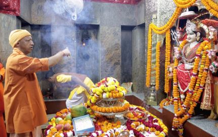Photo of सीएम योगी ने मां पाटेश्वरी में उतारी आरती
