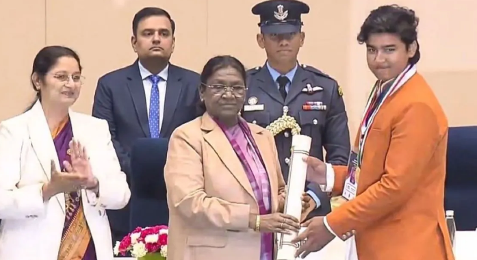 Photo of 14 साल के वैभव सूर्यवंशी को राष्ट्रपति द्रौपदी मुर्मू से मिला खास सम्मान