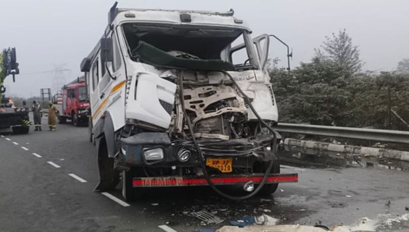 Photo of खड़ी बस में डंपर ने मारी टक्कर, तीन सवारियां घायल