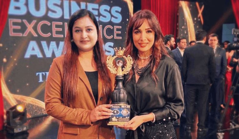 Photo of भोपाल ब्यूटी एक्सपो में छत्तीसगढ़ की संगीता साहू को अवॉर्ड, अभिनेत्री मलाइका अरोड़ा ने किया सम्मानित