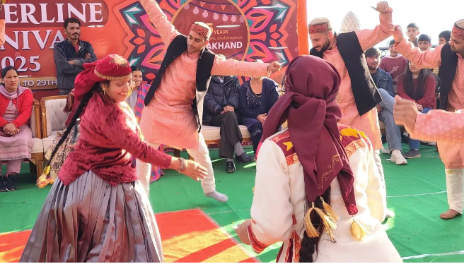 Photo of मसूरी चल रहा है विंटरलाइन कार्निवाल, आमजन के साथ पर्यटक भी ले रहे हैं इसका आनंद