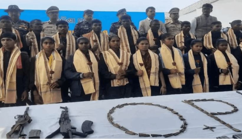 Photo of ‘लाल आतंक’ का सरेंडर: ओडिशा में छत्तीसगढ़ के 22 नक्सलियों का समर्पण, एक करोड़ का इनाम