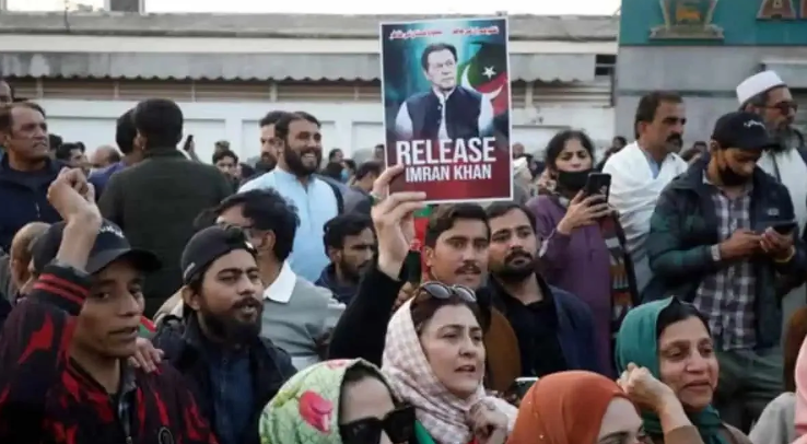 Photo of इमरान खान को सजा सुनाने के खिलाफ PTI कार्यकर्ताओं का प्रदर्शन