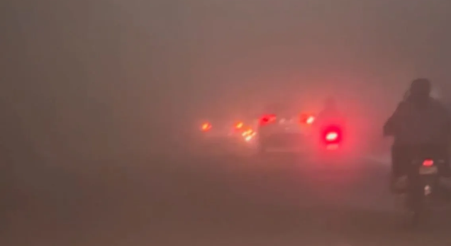 Photo of कोहरे और ठंड की चपेट में पूरा उत्तर भारत, सड़क, रेल व हवाई यातायात प्रभावित