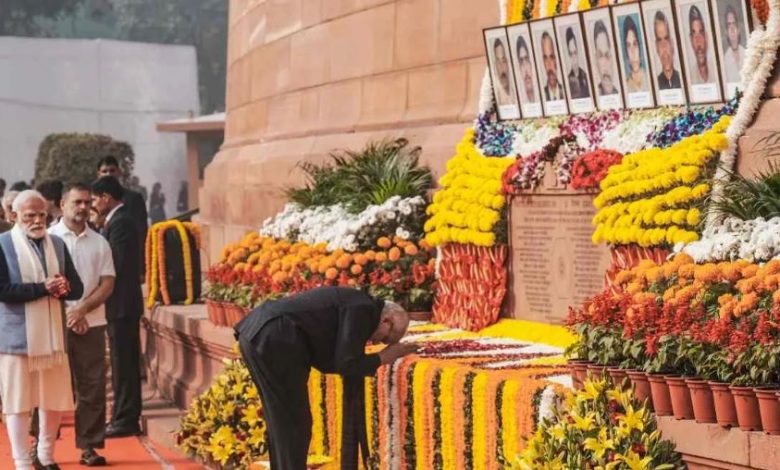 Photo of संसद हमले की 24वीं बरसी: पीएम मोदी-राहुल गांधी ने शहीदों को दी श्रद्धांजलि