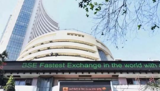 Photo of शेयर बाजार पर भारी पड़ी रुपये की कमजोरी