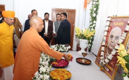 Photo of गोरखपुर: सीएम योगी ने दी महंत रामदास को श्रद्धांजलि