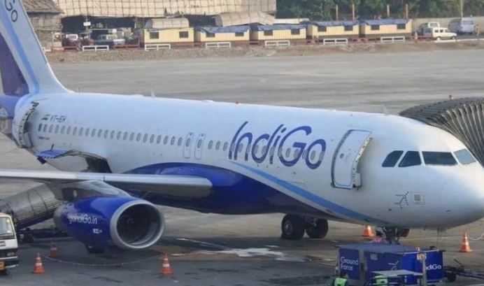 Photo of अहमदाबाद एयरपोर्ट पर विमान की इमरजेंसी लैंडिंग