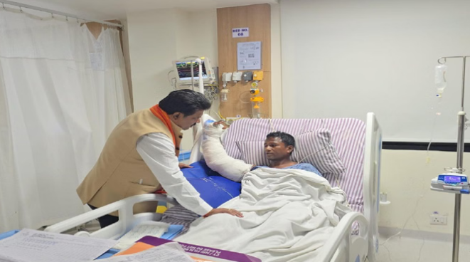 Photo of उपमुख्यमंत्री शर्मा ने आईईडी ब्लास्ट में घायल पुलिस जवानों से की मुलाकात