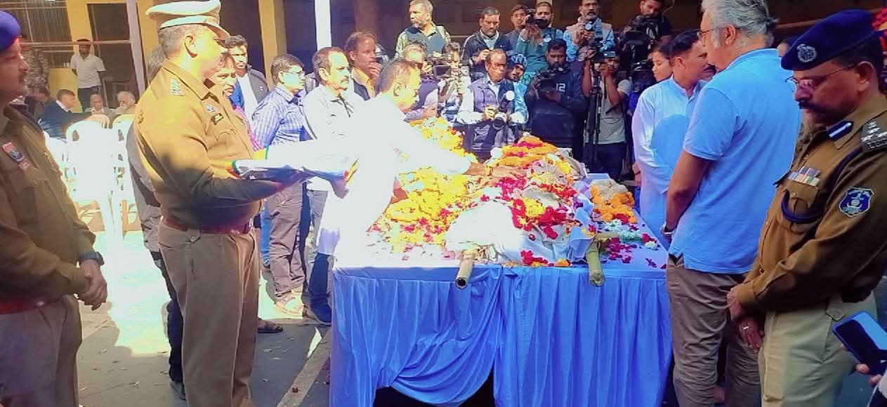 Photo of हिंदी साहित्य के शिखर पुरुष विनोद कुमार शुक्ल पंचतत्व में विलीन, राजकीय सम्मान के साथ अंतिम संस्कार