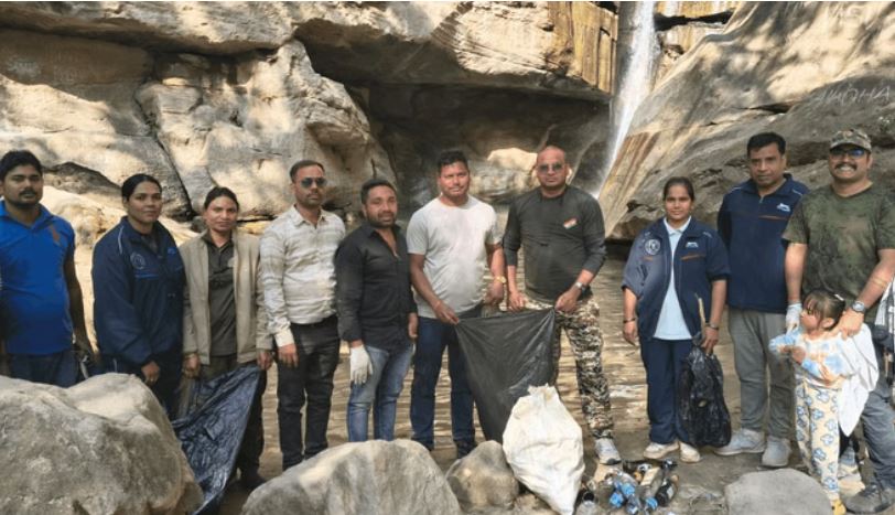 Photo of पर्यटन स्थल को रखें साफ: रानी झरिया में वन विभाग ने चलाया सफाई अभियान