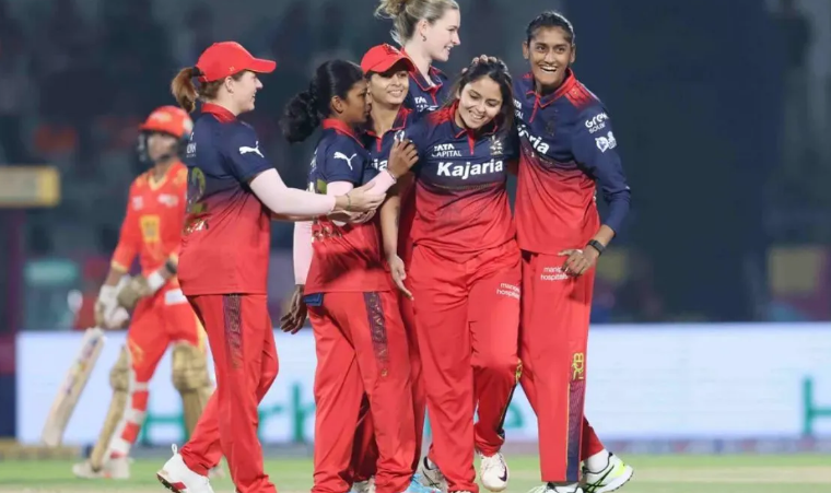 Photo of लगातार पांचवीं जीत के साथ आरसीबी ने प्लेऑफ में बनाई जगह, गुजरात को मिली करारी हार