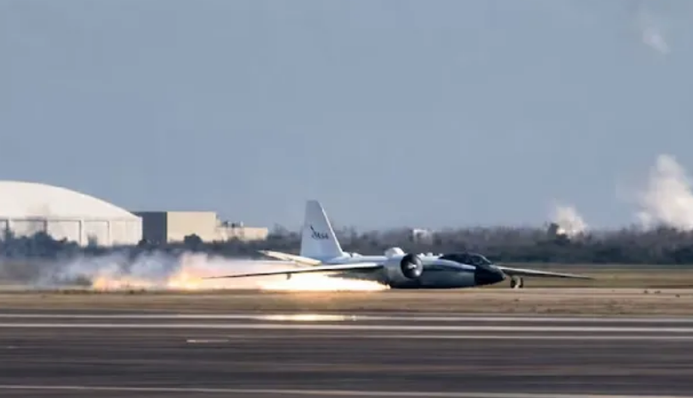 Photo of गियर अटकने से रनवे पर फिसला NASA का विमान, आग और धुएं के बीच इमरजेंसी लैंडिंग